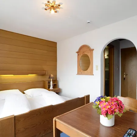 Sonneck & Gruppenhaus 1450m Am Hochzeiger Im Pitztal Casa de Férias *