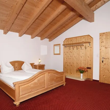 Sonneck & Gruppenhaus 1450m Am Hochzeiger Im Pitztal Casa de Férias *