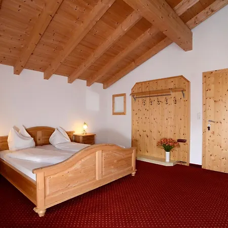 Sonneck & Gruppenhaus 1450m Am Hochzeiger Im Pitztal Casa de Férias *