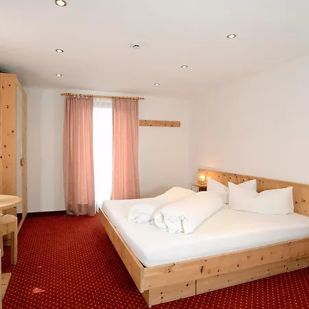 Sonneck & Gruppenhaus 1450m Am Hochzeiger Im Pitztal Casa de Férias *